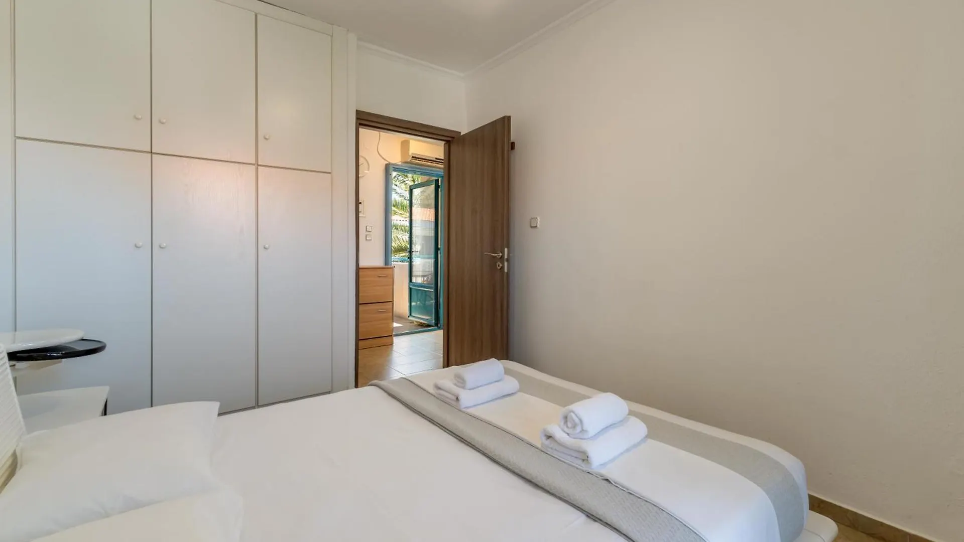 Emerald Seaside Apartment In Pefkohori