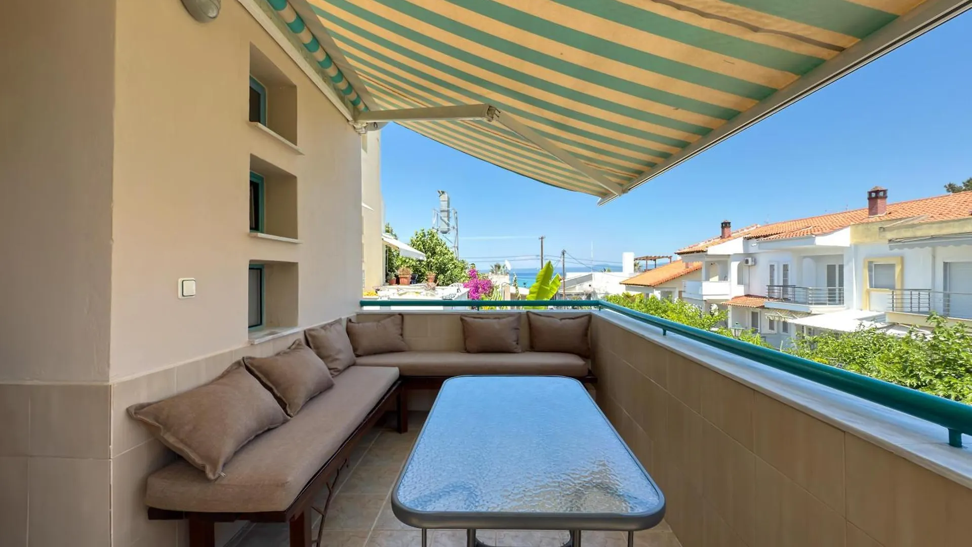 Emerald Seaside Apartment In Pefkohori Grécia