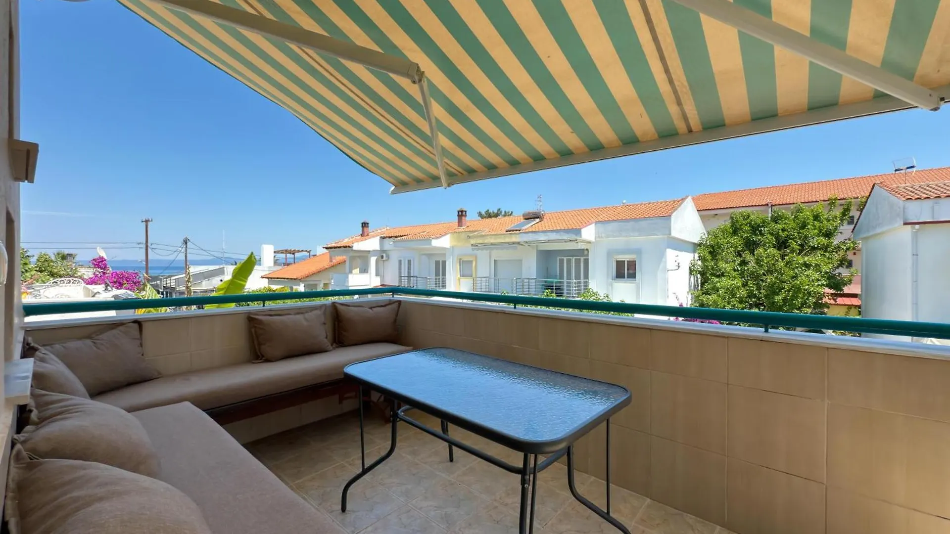 Emerald Seaside Apartment In Pefkohori